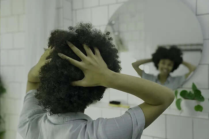The Itchy Scalp Struggle for Naturalistas: Causes and Remedies