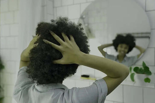 The Itchy Scalp Struggle for Naturalistas: Causes and Remedies